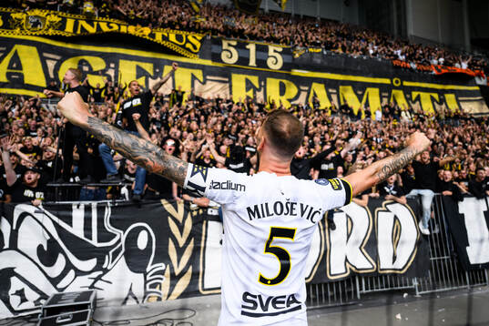 AIKs Alexander Milosevic jublar med supportrar