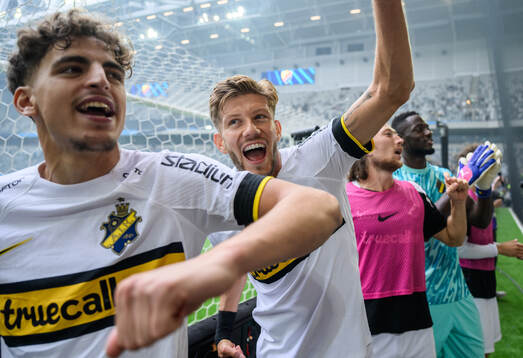 AIKs Taha Ayari och Anton Salétros jublar