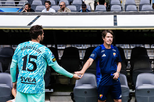Djurgårdens tränare coach Thomas Lagerlöf deppar bredvid