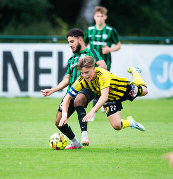 IFK Hässleholms Jussi Tikkanen tacklas omkull i matchen i