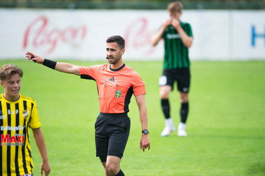 Domaren i matchen i div 2 mellan Högaborgs BK och IFK