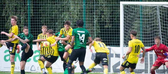 Trångt vid hörnspark i matchen i div 2 mellan Högaborgs