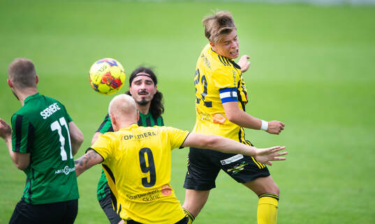 IFK Hässleholms Jussi Tikkanen nickar i matchen i div 2