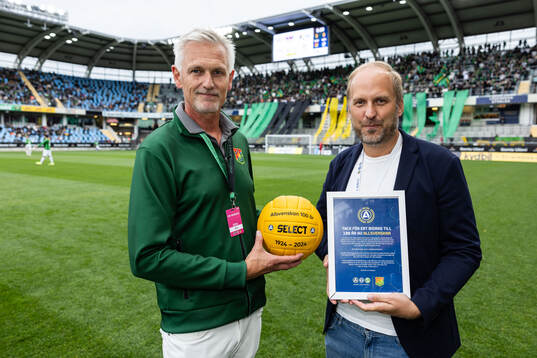 GAIS klubbchef Povel Fagerström mottar en jubileumsboll