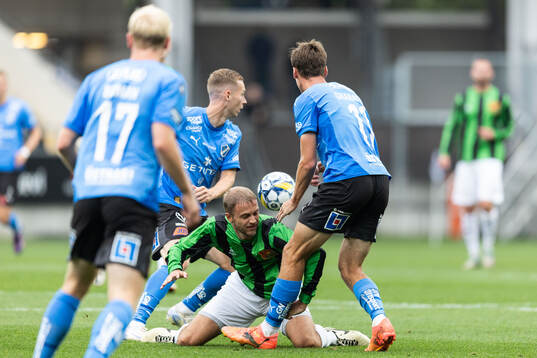 Halmstads Gisli Eyjolfsson och Villiam Granath mot GAIS