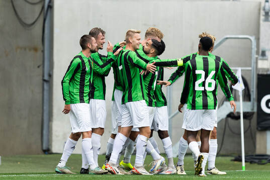 GAIS Filip Beckman jublar med lagkamrater