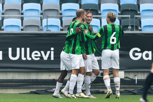 GAIS Alexander Ahl Holmström jublar med lagkamrater