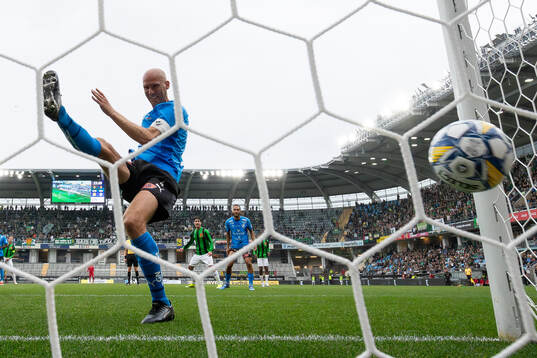 GAIS Filip Beckman nickar in 1-0 (ej i bild) förbi