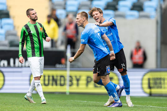 Halmstads Birnir Ingason jublar med Noah Söderberg