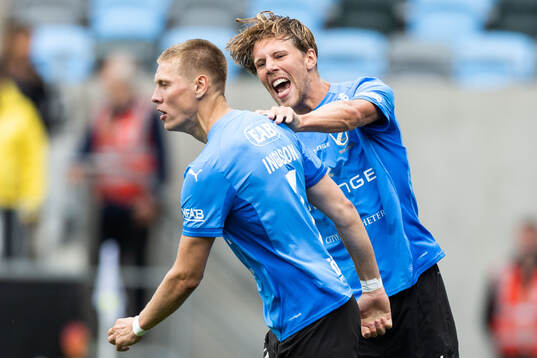Halmstads Birnir Ingason jublar med Noah Söderberg