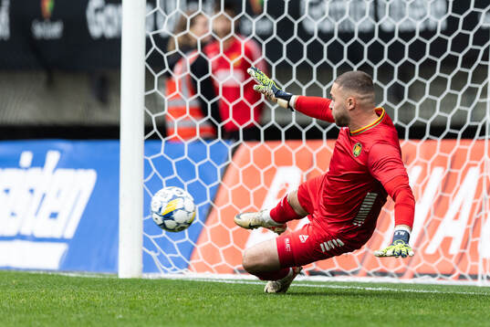 GAIS målvakt Mergim Krasniqi släpper in 2-1 av Halmstads