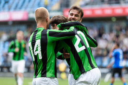 GAIS Axel Henriksson jublar med lagkamrater