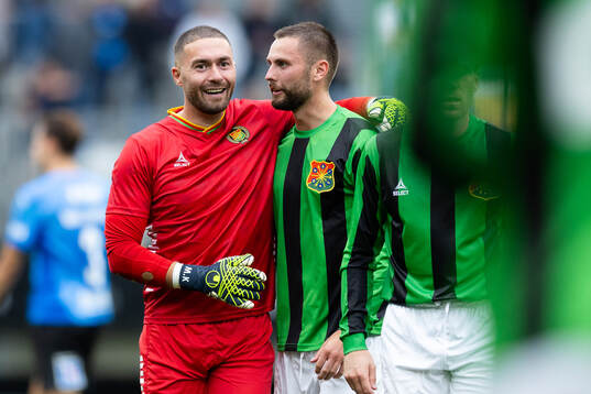 GAIS målvakt Mergim Krasniqi och Axel Norén jublar