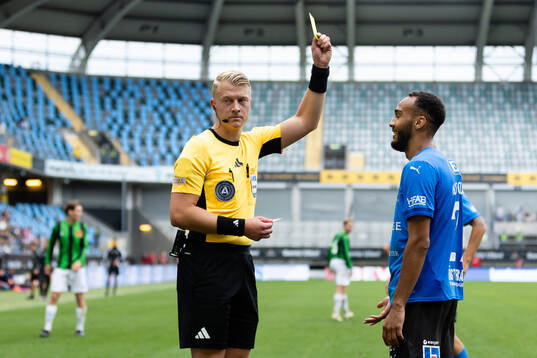 Domare Adam Ladebäck varnar Halmstads Vinicius Nogueira De