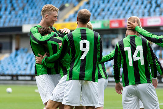 GAIS Axel Henriksson jublar med lagkamrater
