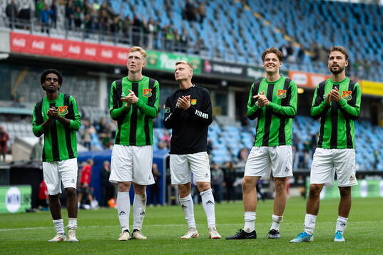 GAIS spelare jublar och tackar klacken