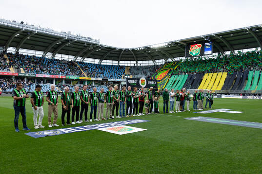 Tidigare GAIS spelare och klubblegendarer på line up innan