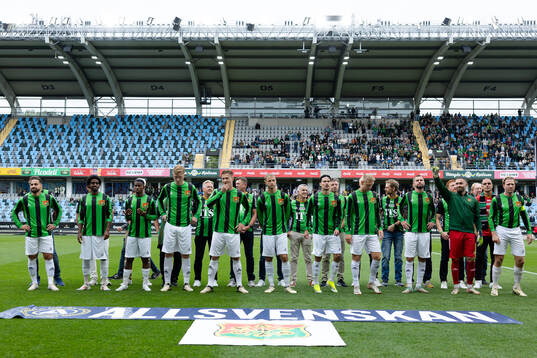 GAIS spelare på line up innan fotbollsmatchen i
