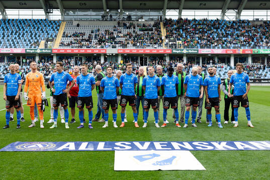 Halmstads  spelare på line up innan fotbollsmatchen i