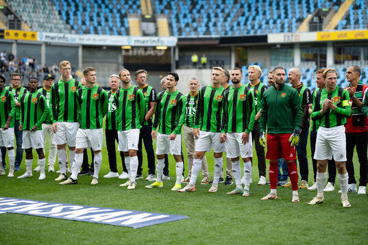 GAIS spelare på line up innan fotbollsmatchen i
