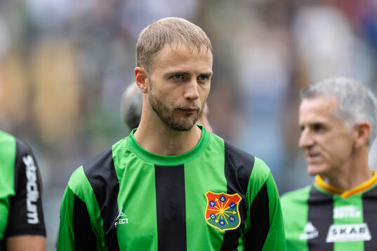 GAIS Gustav Lundgren på line up innan  fotbollsmatchen i