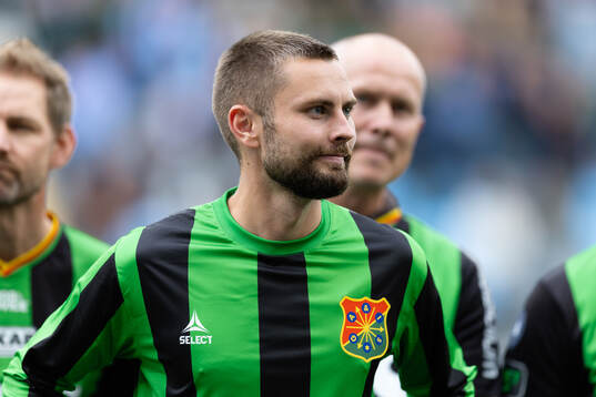 GAIS Axel Norén på line up innan  fotbollsmatchen i