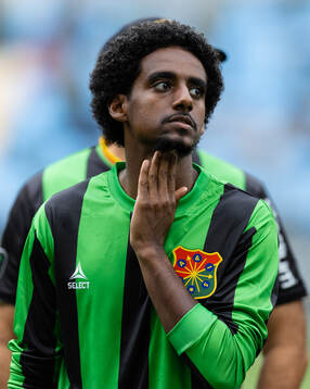 GAIS Harun Ibrahim på line up innan  fotbollsmatchen i
