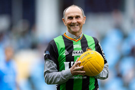 GAIS klubblegendar Sten Pålsson med jubileumsbollen