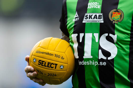 GAIS klubblegendar Sten Pålsson med jubileumsbollen