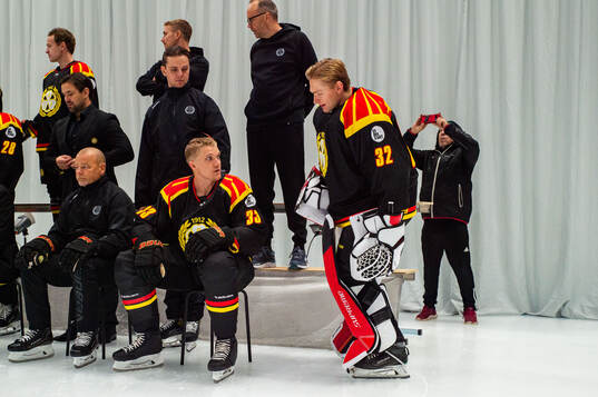 Jakob Silfverberg och målvakt Ludvig Persson