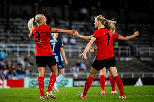 Brommapojkarnas Johanna Svedberg och Sara Olai jublar