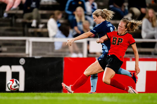 Djurgårdens Mimmi Larsson och Brommapojkarnas Alice Ahlberg