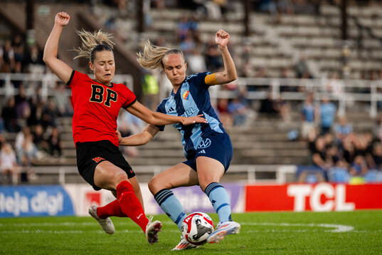 Brommapojkarnas Emma Engström och Djurgårdens Matilda Plan