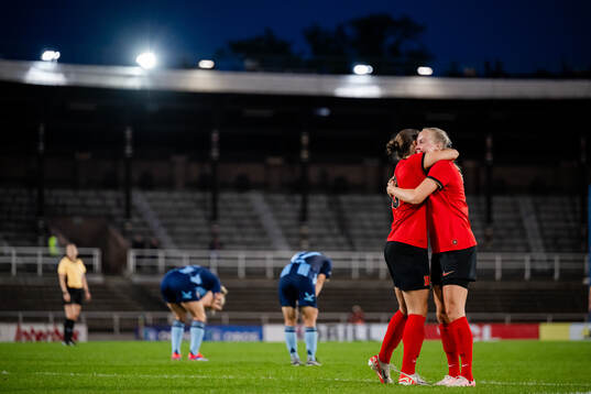 Brommapojkarnas Julia Olsson och Wilma Wärulf jublar