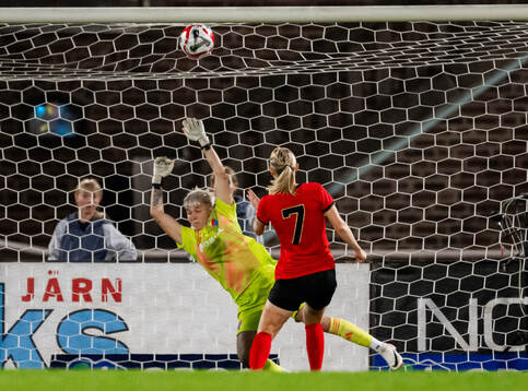Brommapojkarnas Sara Olai gör 2-3 bakom Djurgårdens