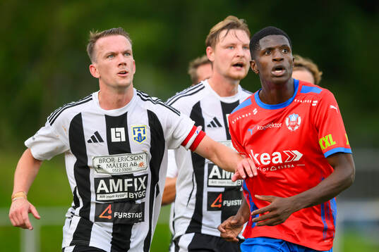 Herrestads Erik Andreasson och Helsingborgs Chisomnazu