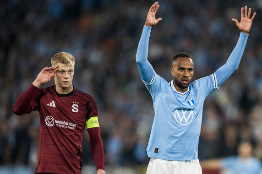 Jakub Pesek of Sparta Prag and Isaac Kiese Thelin of Malmö