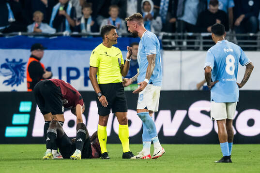Pontus Jansson of Malmö FF and referee Jesús Gil Manzano