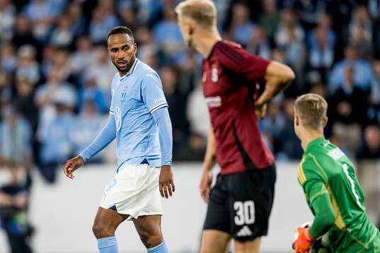 Isaac Kiese Thelin of Malmö FF looks dejected