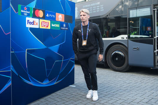 Jens Stryger of Malmö FF arrives