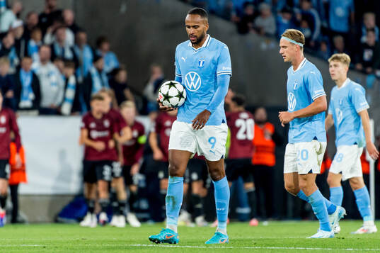 Isaac Kiese Thelin of Malmö FF looks dejected