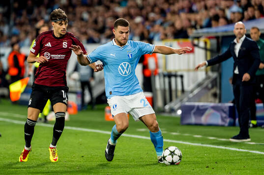 Angelo Preciado of Sparta Prag and Gabriel Busanello of