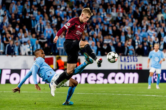 Filip Panak of Sparta Prag and Isaac Kiese Thelin of Malmö