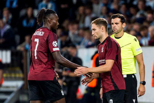 Victor Olatunji changes with Jan Kuchta of Sparta Prag