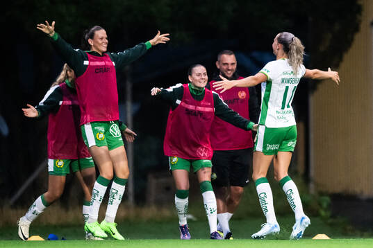 Hammarbys Ellen Wangerheim jublar med lagkamrater