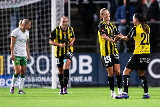 Häckens Anna Anvegård och Hanna Wijk jublar