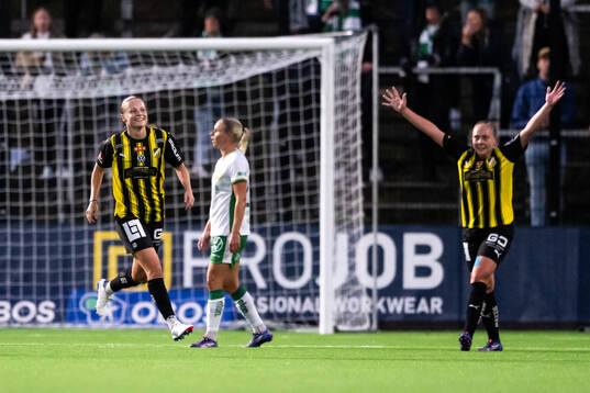 Häckens Anna Anvegård och Alice Bergström jublar