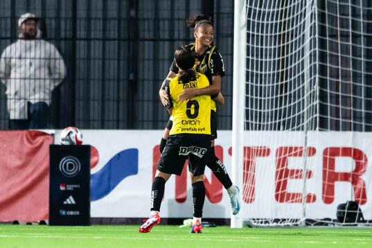 Häckens Ruby Grant och Felicia Schröder jublar