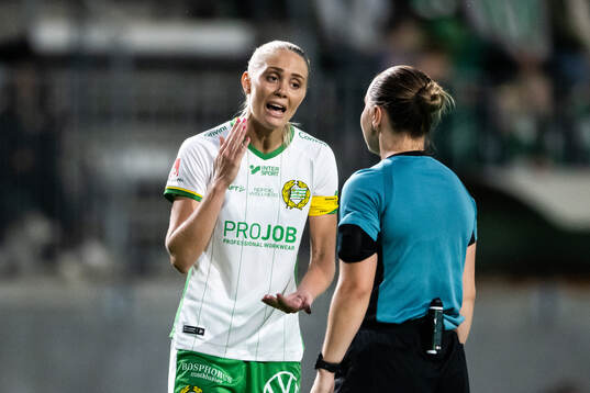 Hammarbys Alice Carlsson och Domare Hanna Laajanen