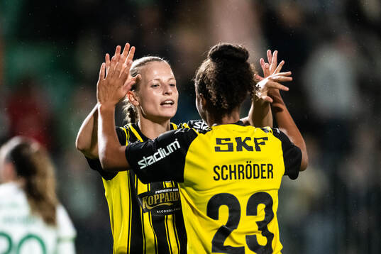 Häckens Anna Anvegård och Felicia Schröder jublar